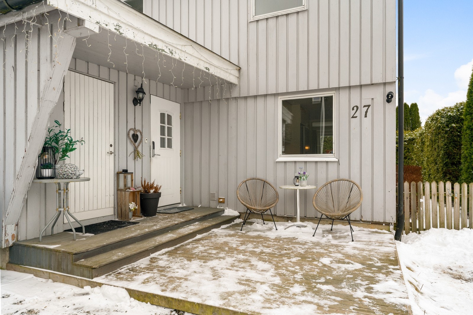 Hyggelig inngangsparti med plass til sittegruppe. Utvendig bod tilliggende inngangspartiet. Galleribilde