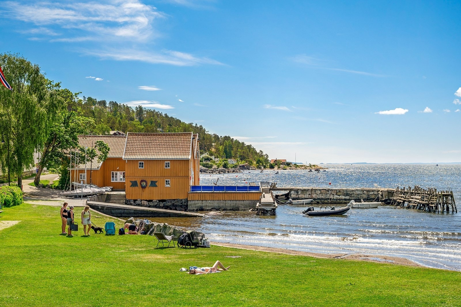 ...mens Hvitsten har en idyllisk badestrand, kyststier og vakker natur - perfekt for både rolige dager og friluftsaktiviteter. Galleribilde