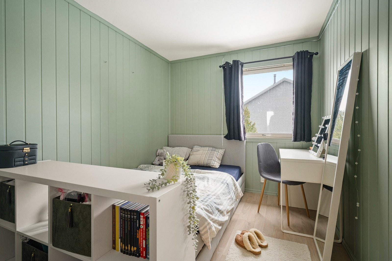 Alle soverommene er av god størrelse, med gode lysforhold og plass til ønskelig møblement. Soverom nr.2 Galleribilde