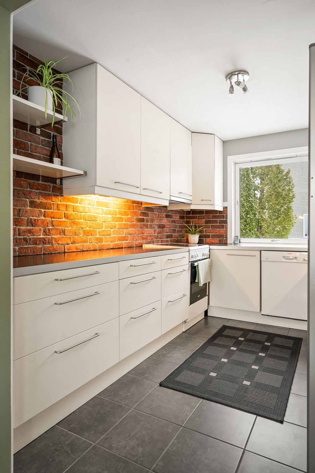 Videre er det frittstående hvitevarer som komfyr, oppvaskmaskin og kjøleskap. Galleribilde