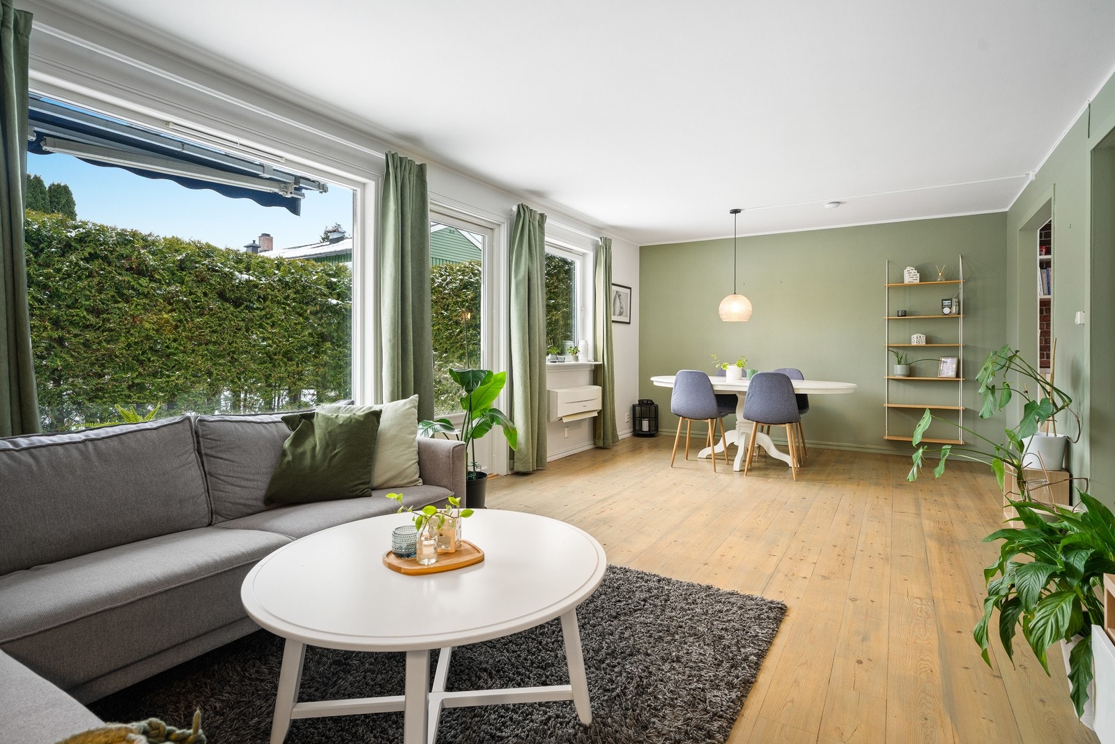 Herlig og romslig stue med store vindusflater som slipper inn mye naturlig lys. Galleribilde