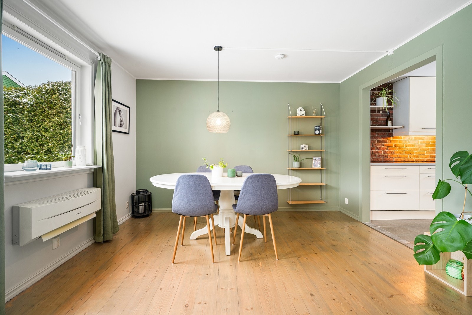 Eiendommen ligger fint til på Pepperstad i Vestby kommune, med en sørvest vendt retning med gode solforhold. Galleribilde