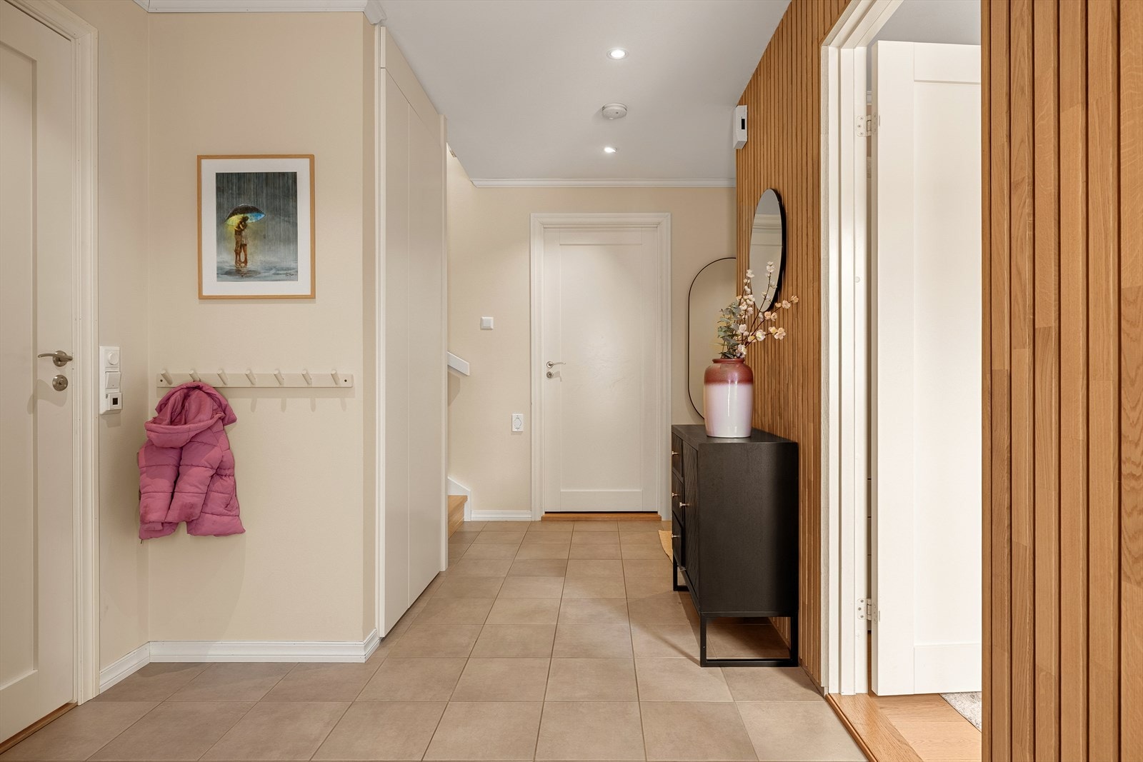 Det er varmekabler i alle gulv i underetasjens oppholdsrom, noe som gir en lun og behagelig komfort gjennom hele etasjen. Dette bidrar til jevn varmefordeling og en ekstra komfort i hverdagen. Galleribilde