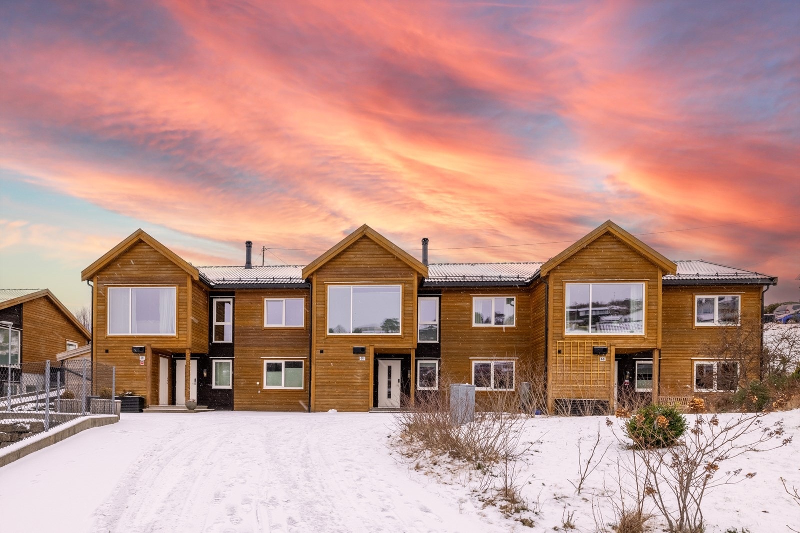 Attraktivt enderekkehus (boligen til høyre i bildet) med eget gnr./bnr. Samtidig er boligen en del av et koselig realsameie hvor man eier 1/12. Her samarbeider man om parkering, interne veier, felles grøntareal, lekeplass og grillsted. Galleribilde