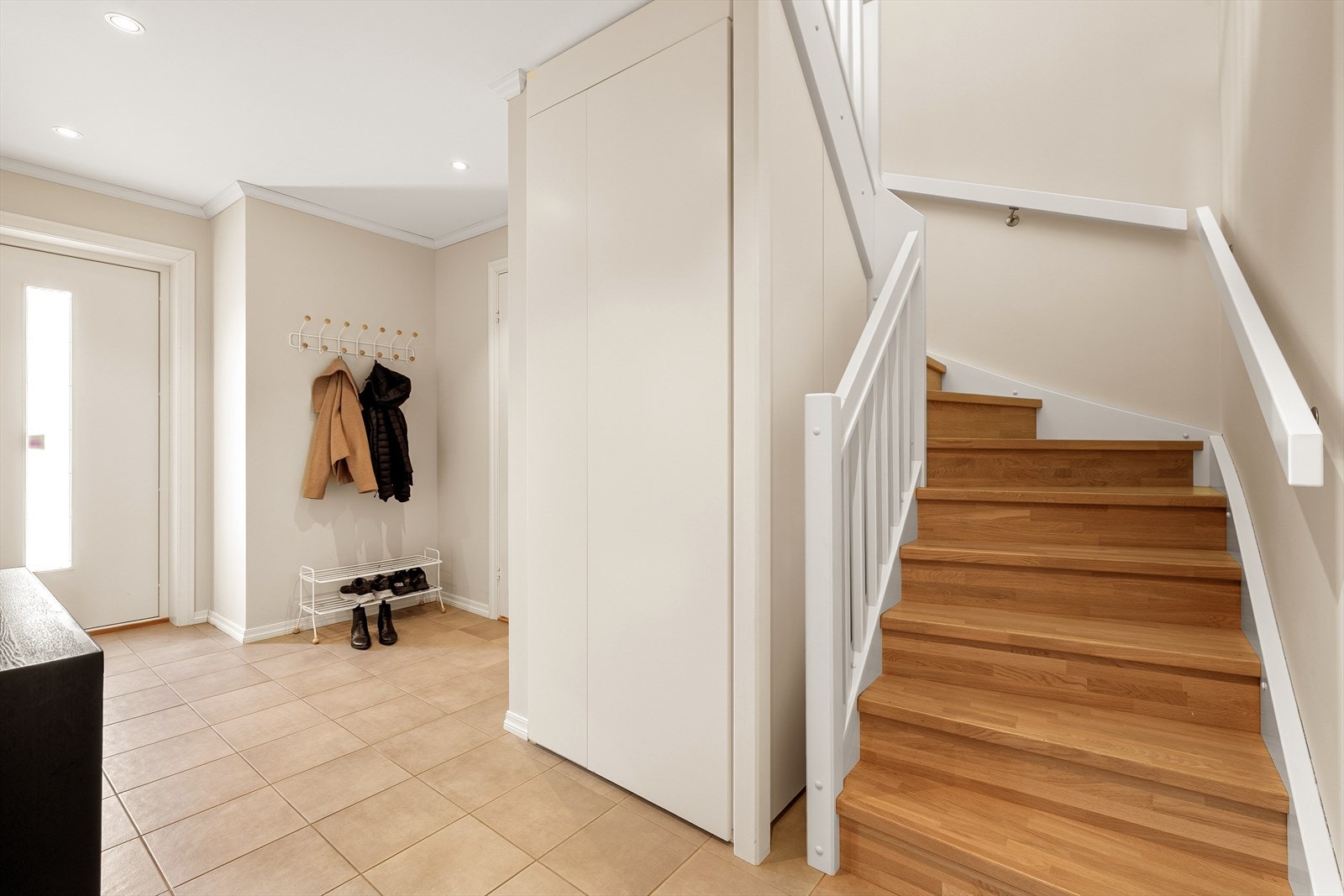 Entré og gang er oppgradert med flislagt gulv, et praktisk og stilrent tilvalg som tåler høy bruk og gir et moderne førsteinntrykk. Dette er en del av boligens gjennomgående høye standard og påkostede tilvalg fra byggeår. Galleribilde