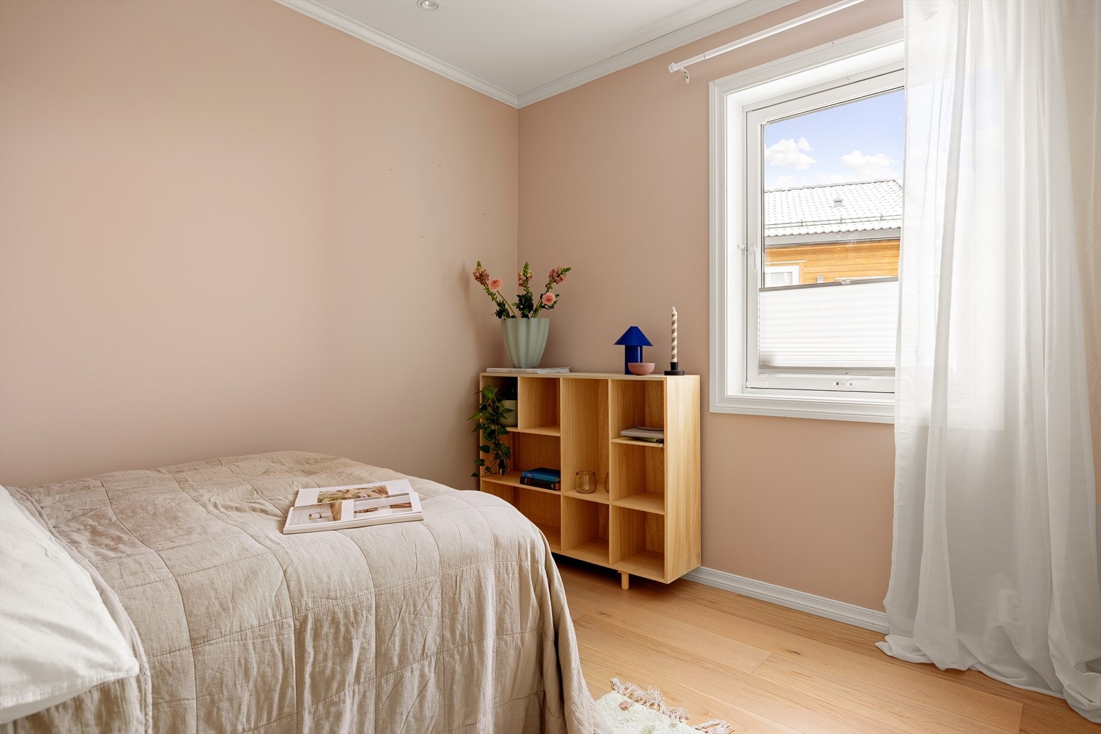 Rommet er malt i en rolig rosatone. Den nøytrale paletten gjør det enkelt å innrede etter egen stil og gir et moderne og harmonisk uttrykk. Galleribilde