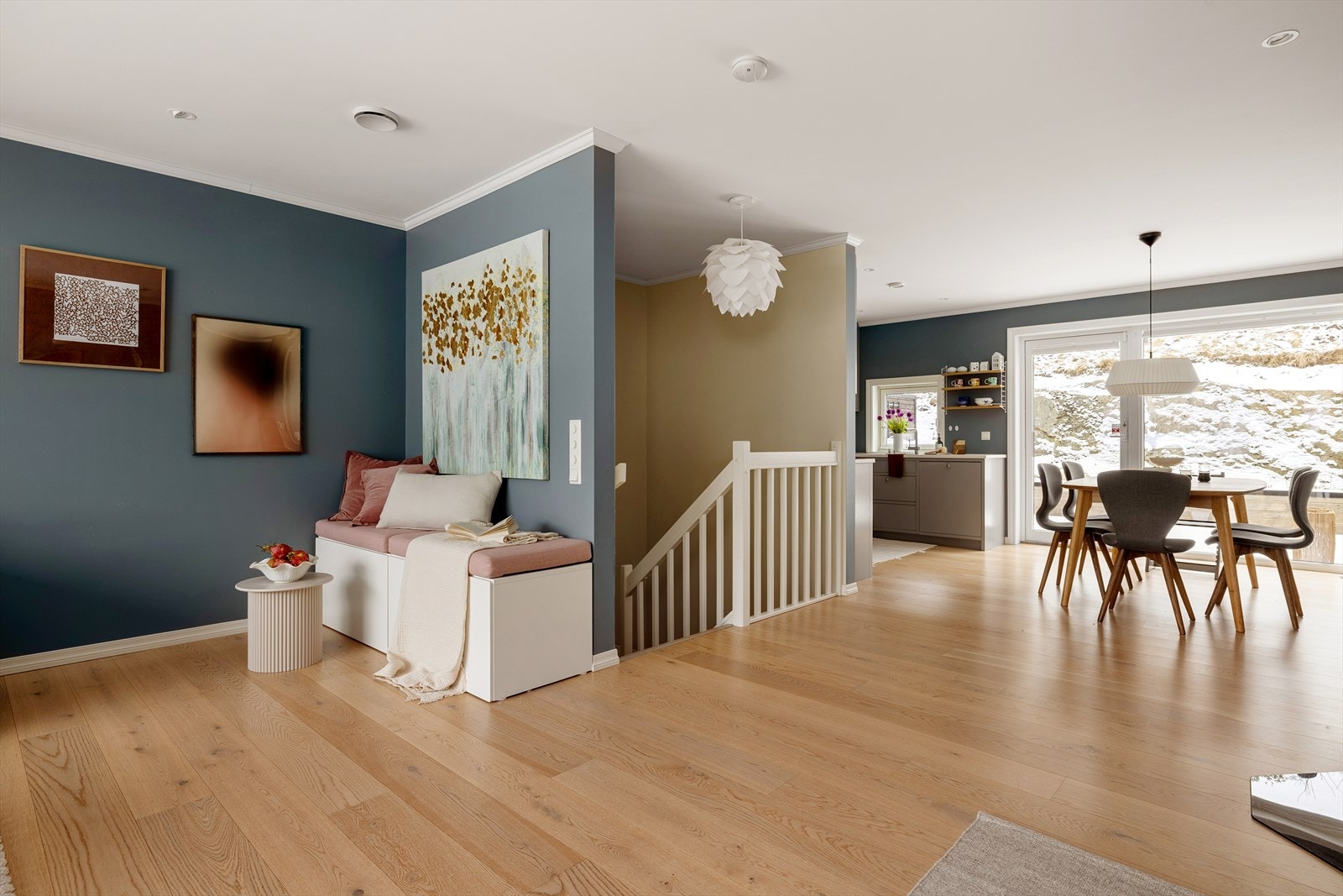 Stue og kjøkken utgjør et romslig og åpent oppholdsrom på hele 46,4 m². Galleribilde