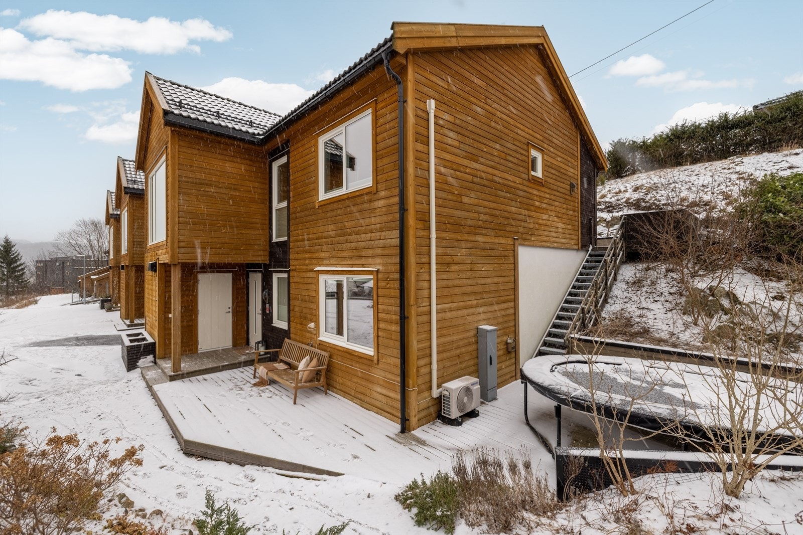 Boligen stod ferdig i 2019 og holder jevnt over høy standard, og har en gjennomgående god planløsning. Huset har egen tomt på 270 m². Galleribilde