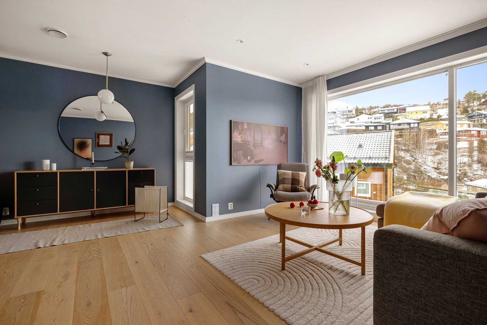 Boligen har gjennomgående 1-stavs parkett i oppholdsrom som gir et moderne og eksklusivt uttrykk. Det enhetlige gulvet skaper en lun atmosfære og binder rommene sammen på en elegant måte. Galleribilde