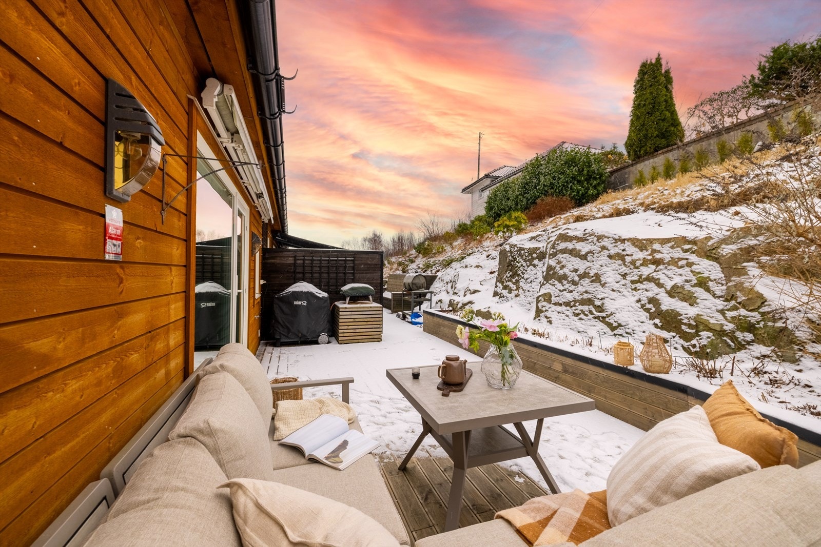 Skjermet og privat terrasse med gode solforhold og rolig atmosfære. Et flott uterom med potensial for lounge, utekjøkken eller grønne omgivelser. Elektronisk solskjerming gir behagelig skygge på varme sommerdager - praktisk for både små og store. Galleribilde