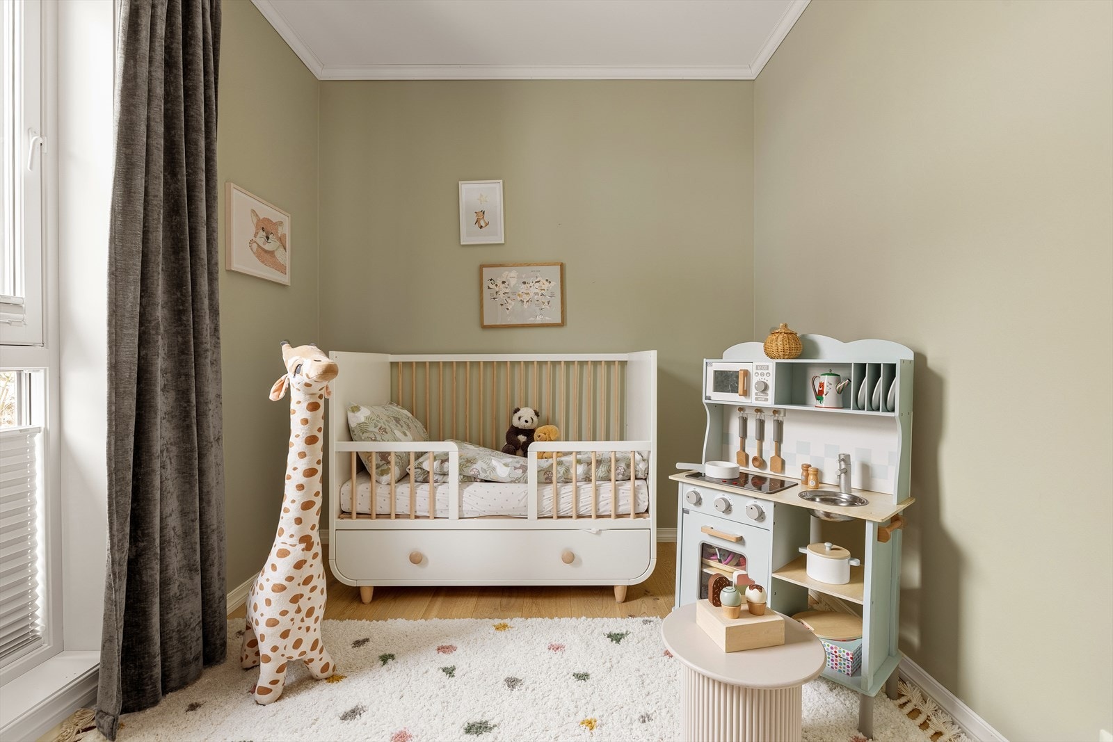 Rett ved foreldresoverommet ligger et lyst og trivelig barnerom. Rommet er praktisk plassert i tilknytning til bad, noe som gir en funksjonell og familievennlig løsning med alt samlet på samme plan. Galleribilde