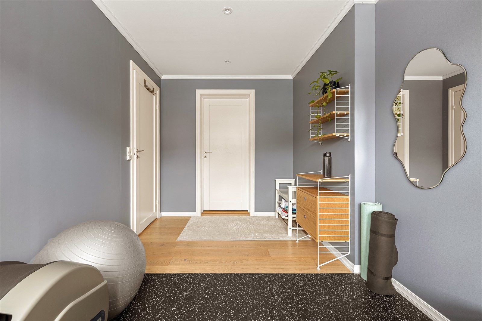 Fra rommet er det direkte tilkomst til innvendig bod, som gir praktisk oppbevaringsplass rett i tilknytning til rommet. Dette gjør løsningen ekstra funksjonell, enten rommet brukes som soverom, kontor eller treningsrom. Galleribilde