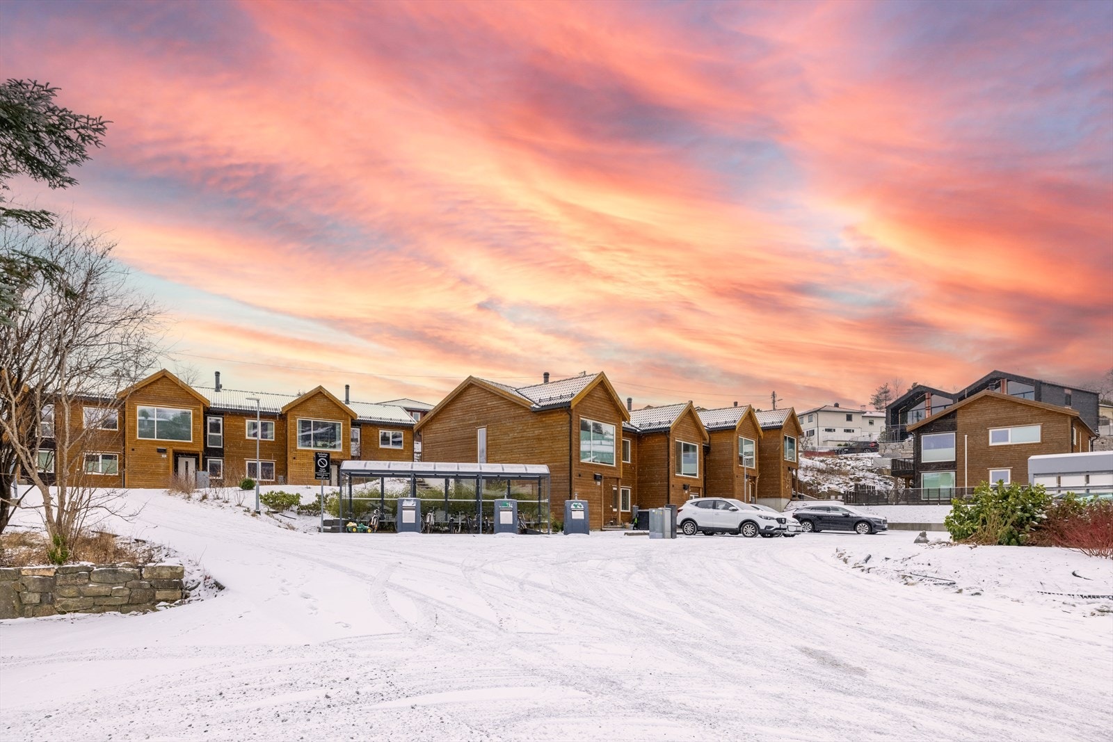Boligen ligger i et lite og oversiktlig boligfelt. Dette gir et hyggelig og trygt nærmiljø med godt naboskap, hvor mange barnefamilier bor og barna kan leke fritt i rolige omgivelser. Til info er det også felles sykkelparkering tilhørende boligtunet. Galleribilde