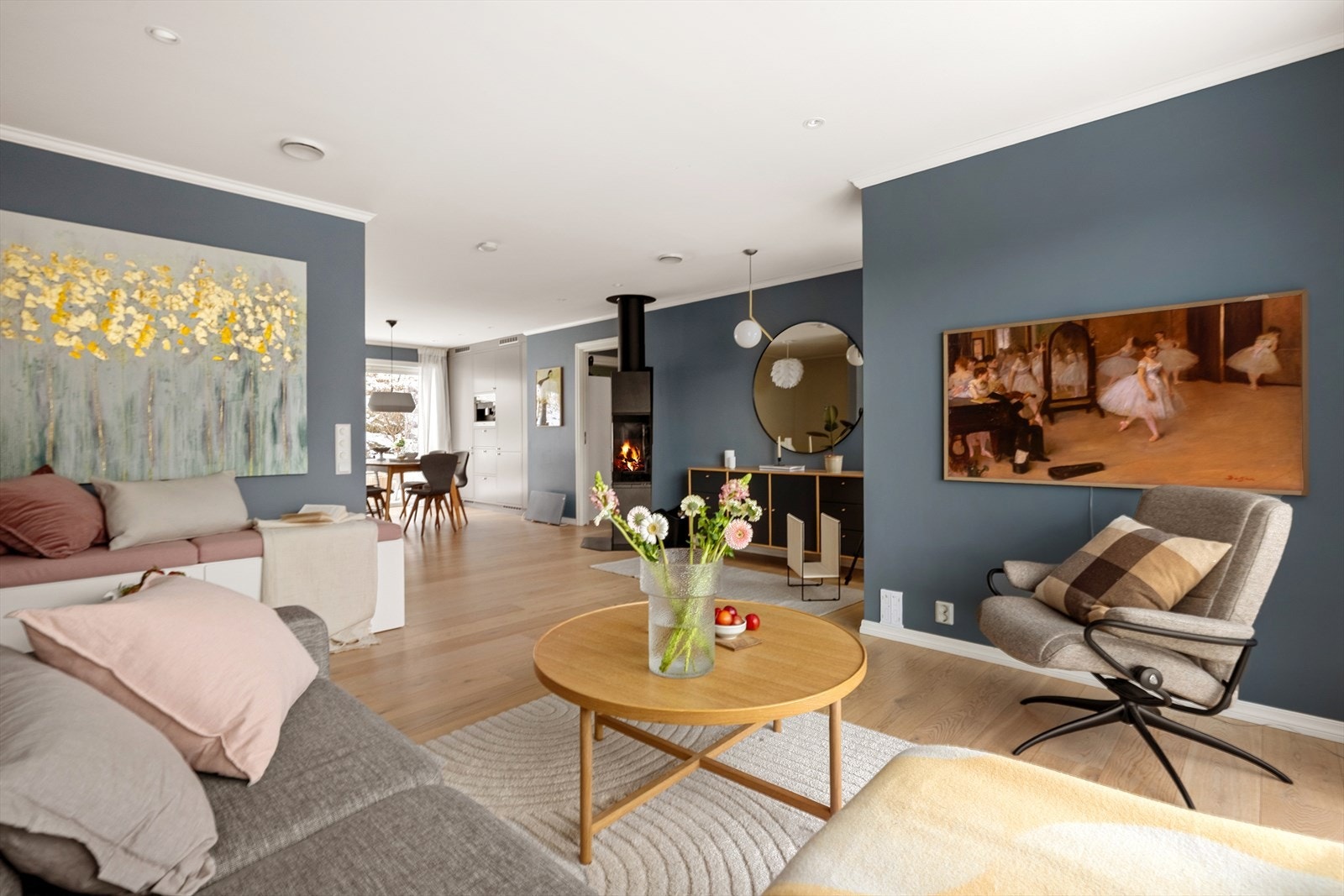 Godt lysinnslipp med store vindusflater og flere eksponeringer. Galleribilde