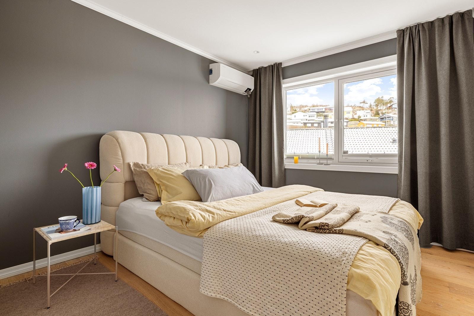 Romslig hovedsoverom på ca. 11,6 m² med god plass til dobbeltseng, nattbord og garderobeløsning. Det er installert aircondition som gir behagelig, sval temperatur på varme sommerdager og ekstra varme når det trengs på kalde vinterdager. Galleribilde