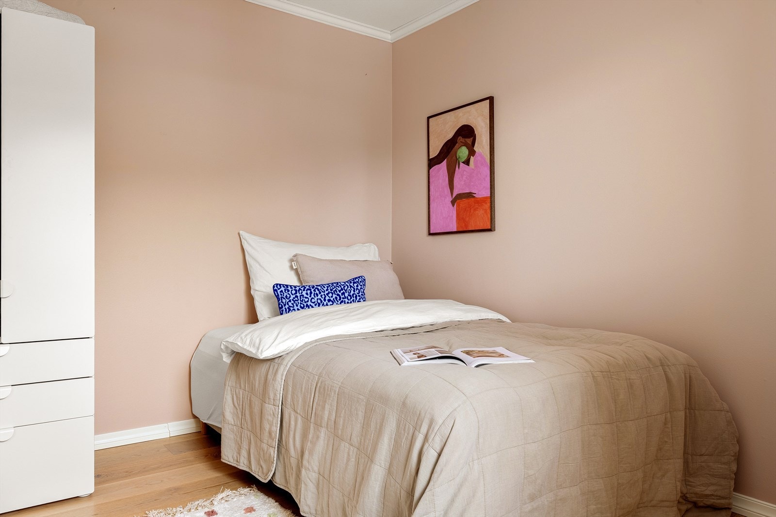 Rommet er på ca. 8,1 m² og har en fleksibel utforming. Det er god plass til seng, skrivepult og garderobeløsning, og rommet kan enkelt tilpasses ulike behov. Galleribilde