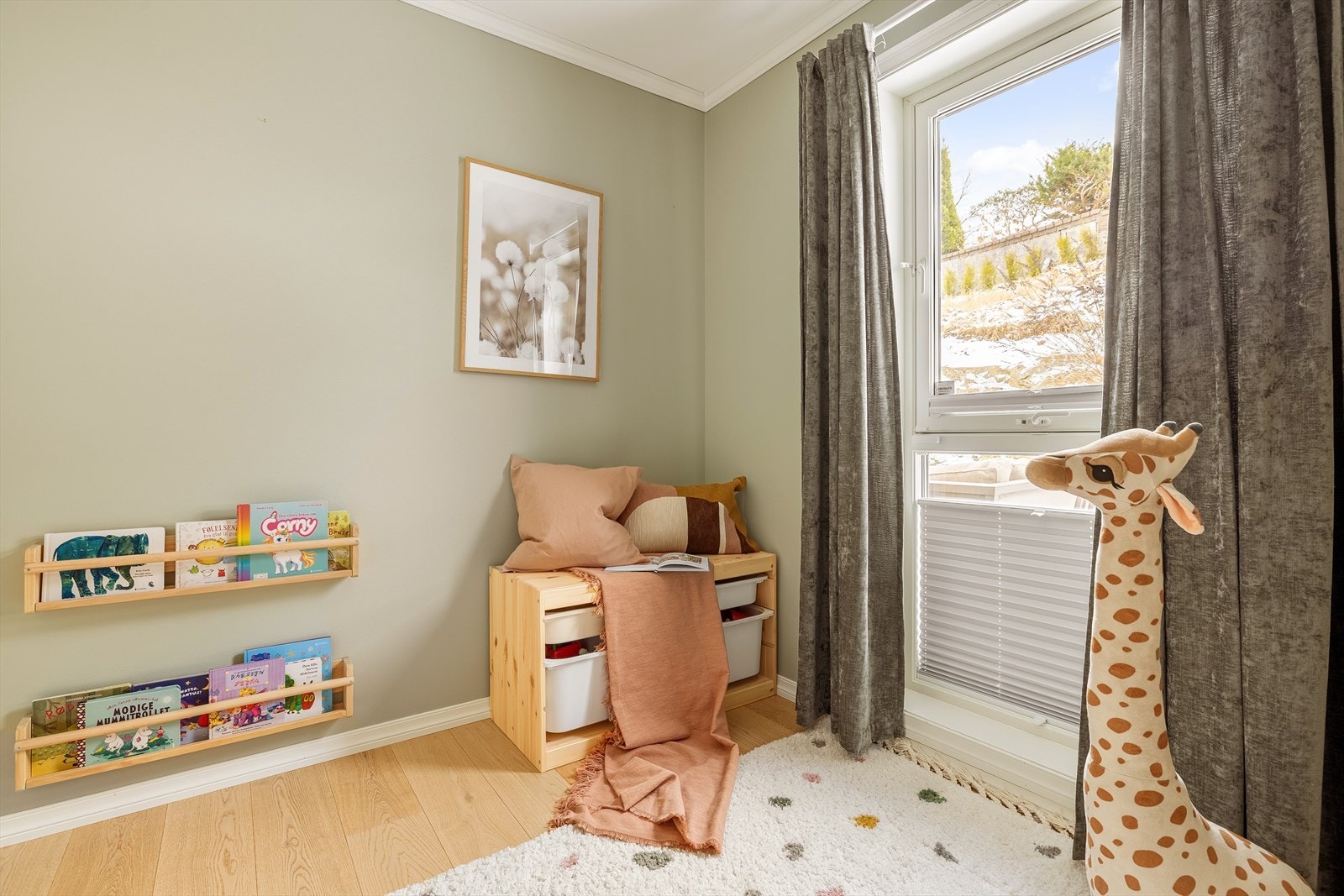 Det andre soverommet på hovedplanet er 6,5 m² og har gode møbleringsmuligheter tilpasset barn, hjemmekontor eller gjesterom. Rommet gir fleksibilitet og kan enkelt tilpasses familiens behov over tid. Galleribilde