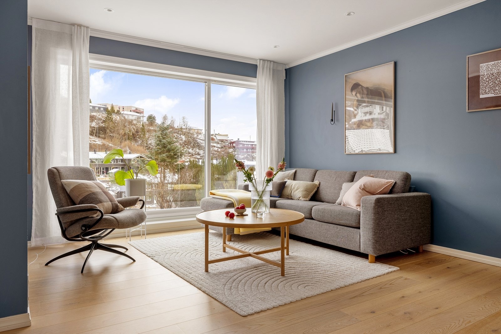 Store vindusflater slipper inn rikelig med naturlig lys og gir en åpen og luftig romfølelse. I kombinasjon med den gode takhøyden forsterker dette inntrykket og skaper en behagelig atmosfære. I tillegg har man godt med spotter. Galleribilde