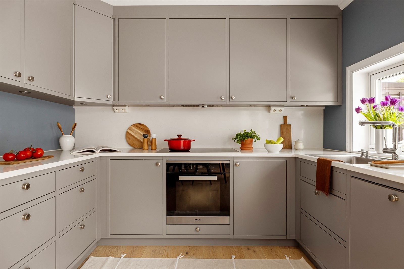 Kjøkkeninnredning fra Sigdal med slette fronter i tidløst og klassisk design. Galleribilde