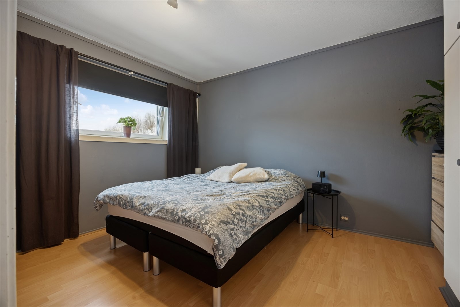 Romslig soverom med god plass til dobbeltseng og garderobeløsning. Galleribilde