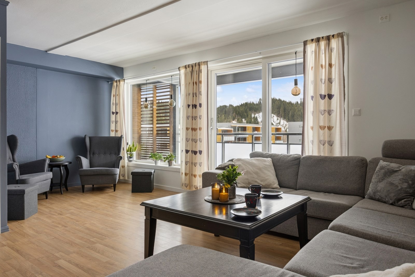 Dette er boligen for deg som ønsker en romslig leilighet, man kan flytte rett inn i. Galleribilde