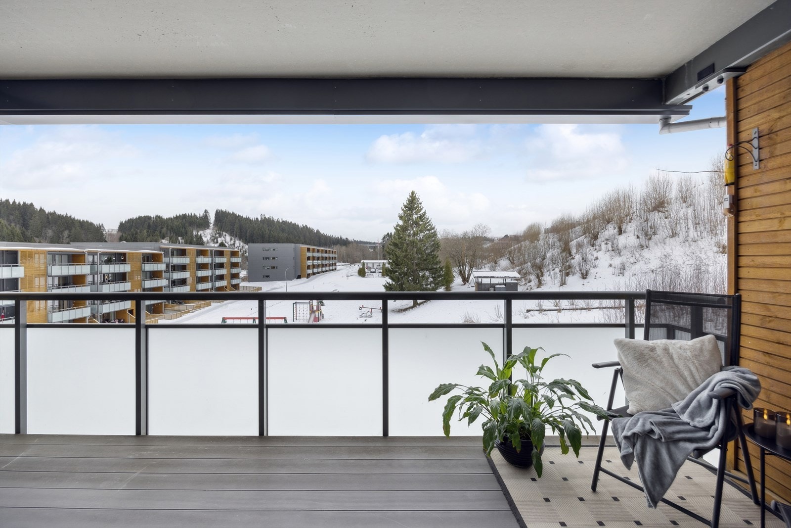 Fin utsikt fra balkongen over boligområde og den fine naturen som omgir eiendommen. Galleribilde