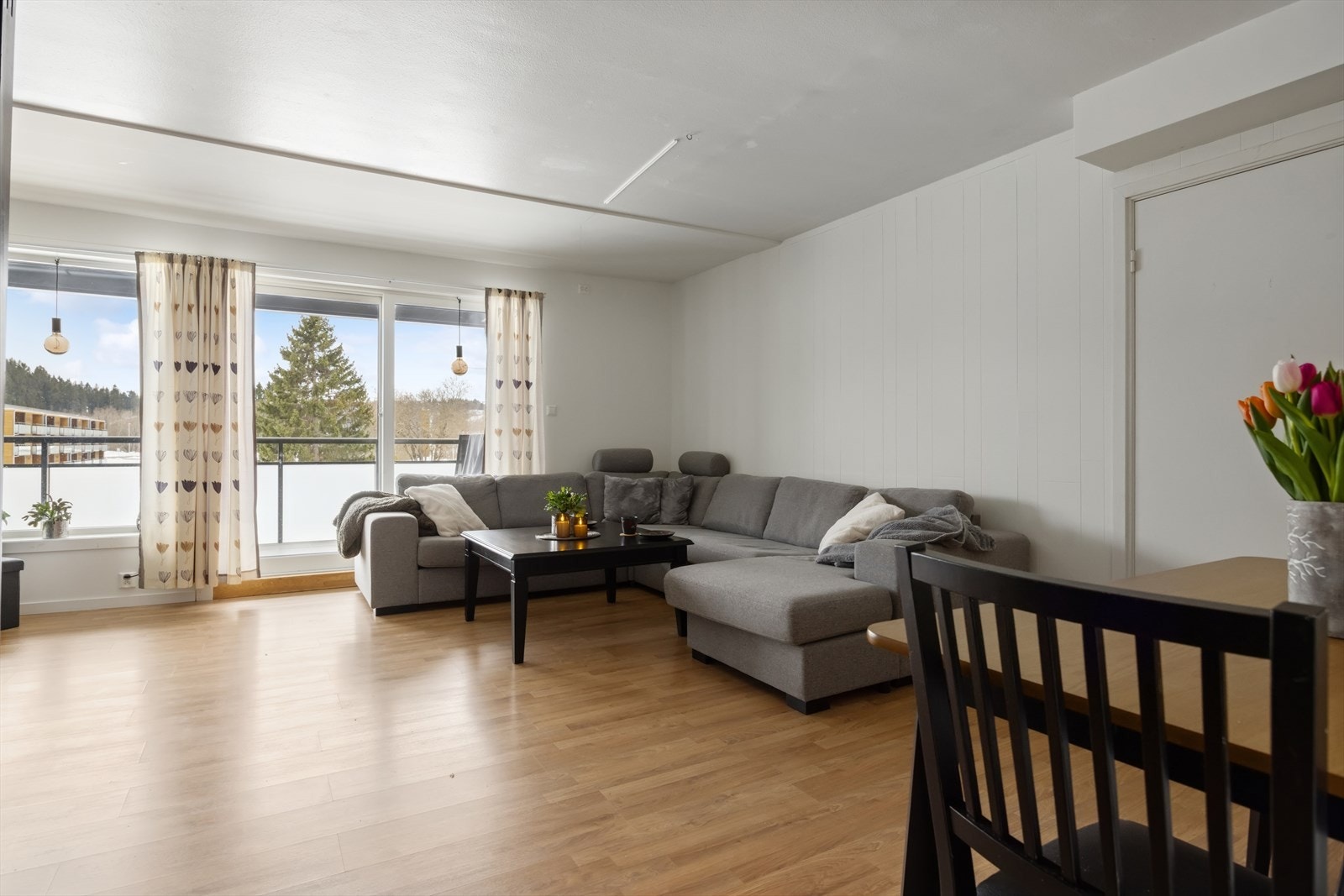 Store vindusflater gir godt med lysinnslipp på stuen, noe som gir rommet en god atmosfære. Galleribilde