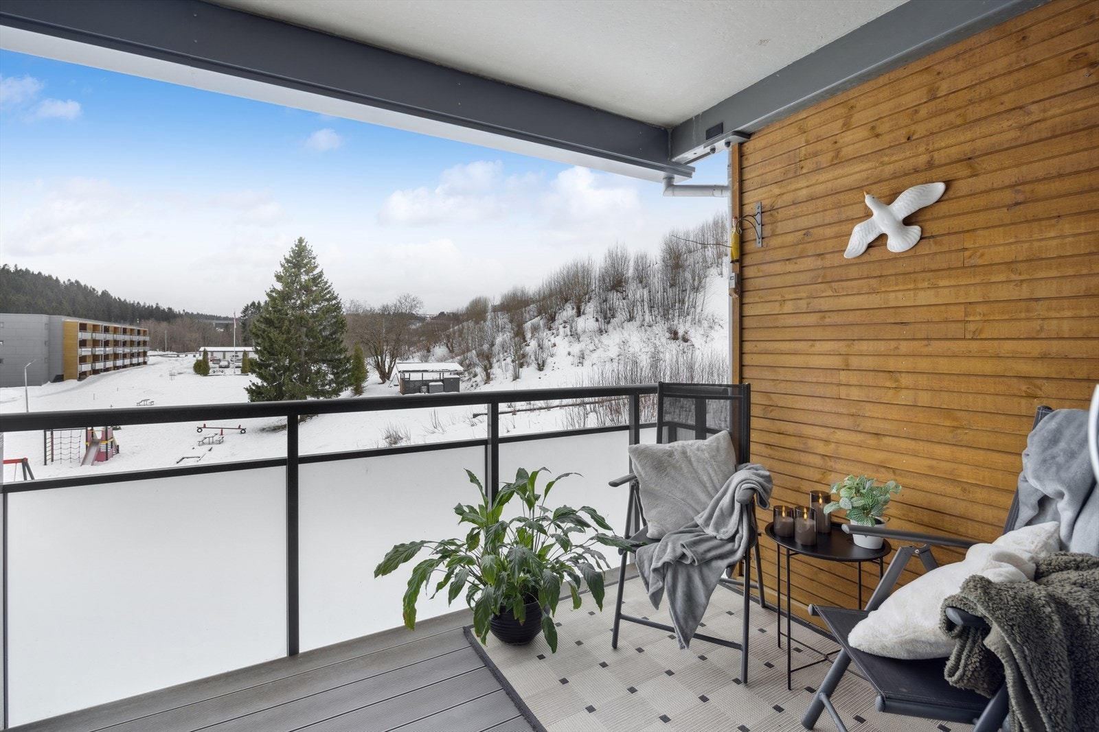 Vestvendt, solrik balkong (13 m²) uten innsyn. Galleribilde