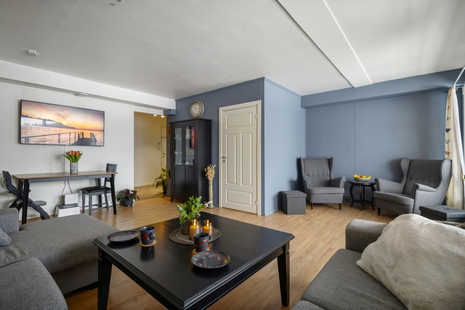 Romslig stue (27 m²) med god plass til sofagruppe og spisegruppe. Galleribilde