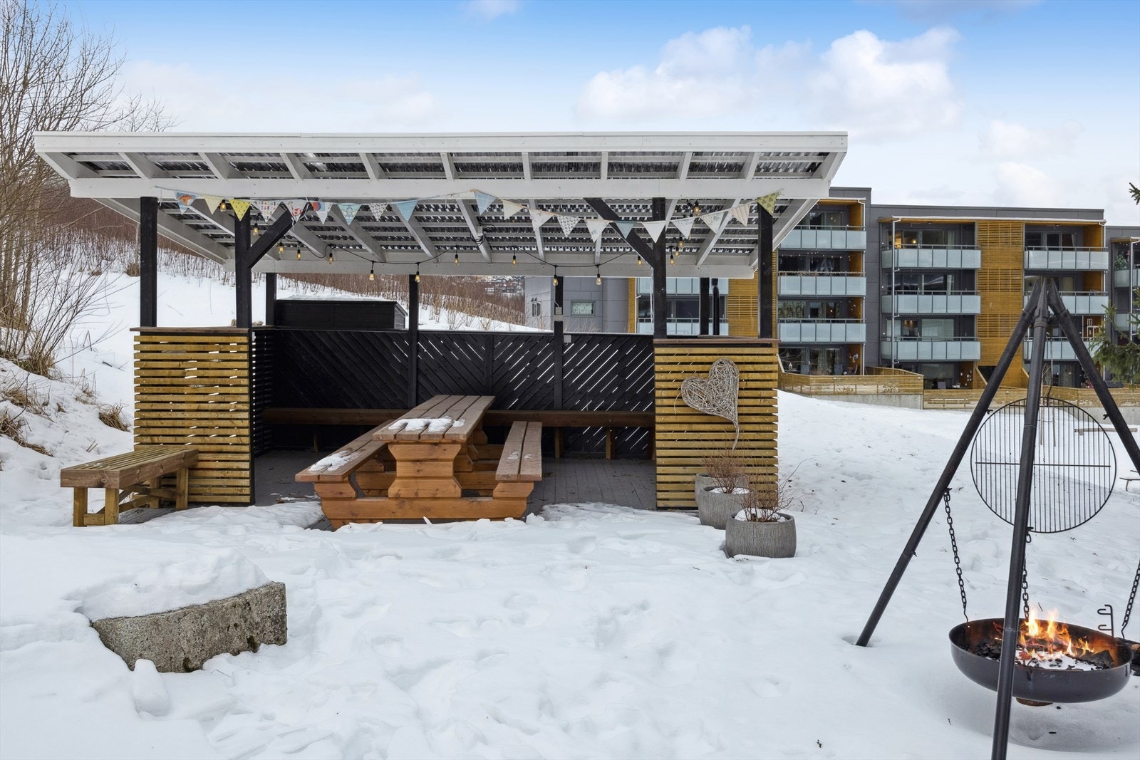 Mulighet for hyggelig samling rundt grillen på fellesområdet - god mat og godt selskap. Galleribilde