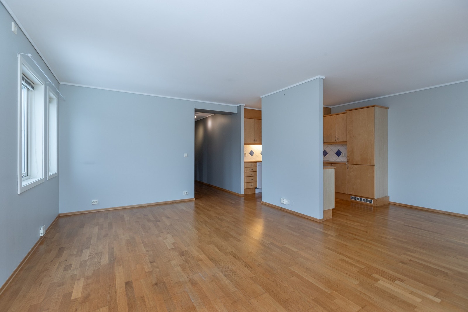 Delvis åpen løsning mot kjøkkenet, men praktisk med litt skjerming Galleribilde