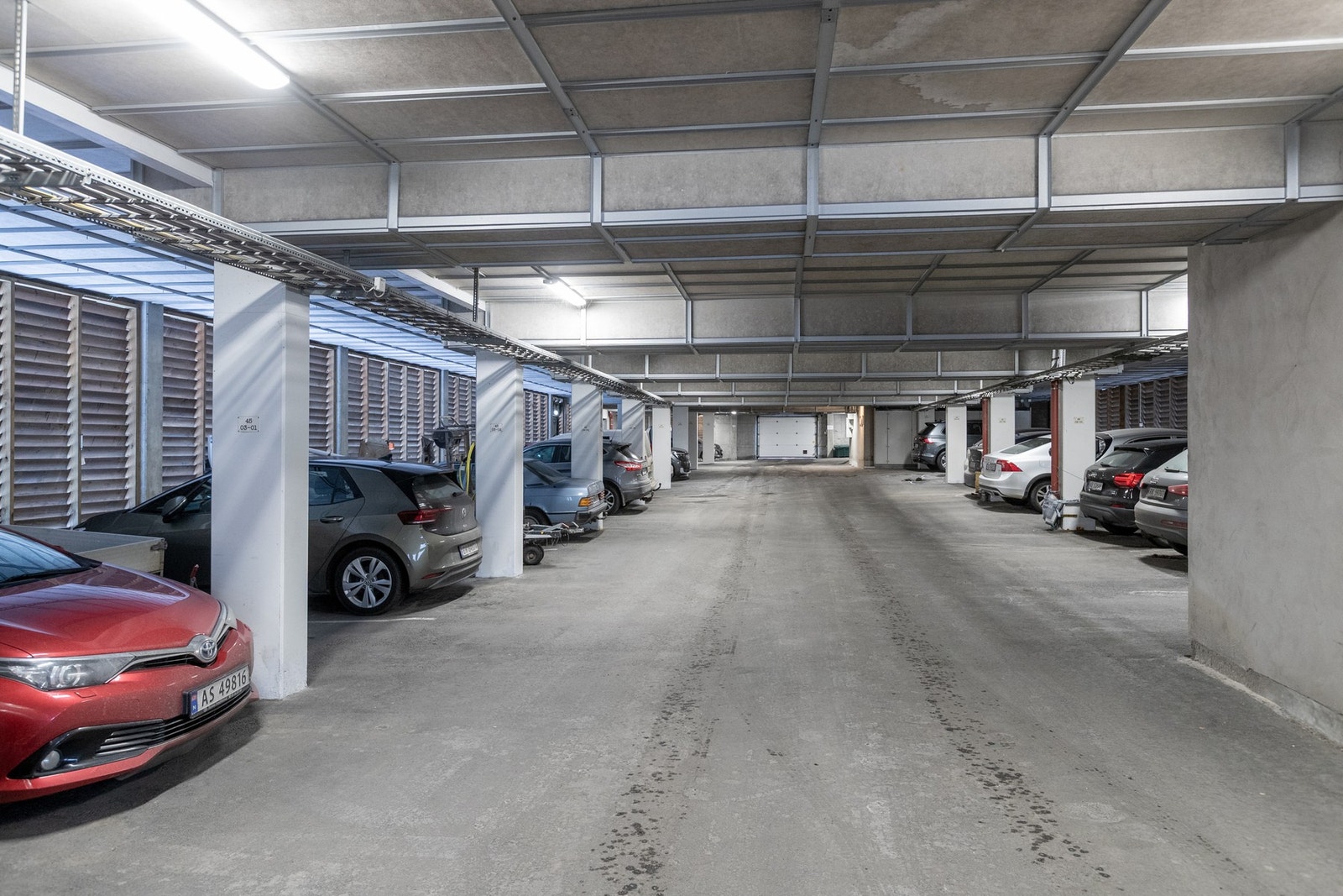 Det følger med garasjeplass på første plan Galleribilde