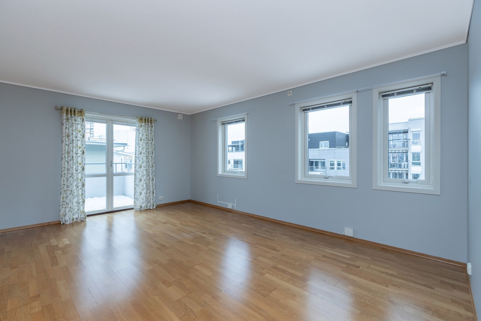 Lys og trivelig stue med utgang til balkong Galleribilde