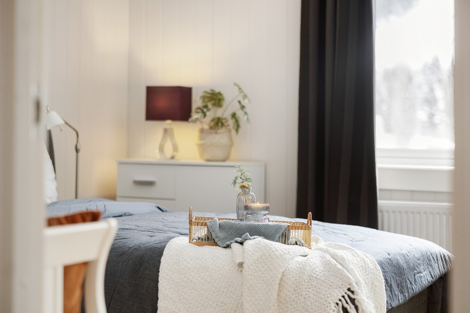 Leiligheten har BRA-i på 70 m2, og inneholder: Entré/gang, to soverom, bad/vaskerom, stue og kjøkken. I tillegg er det en innglasset balkong på 7 m2. Galleribilde