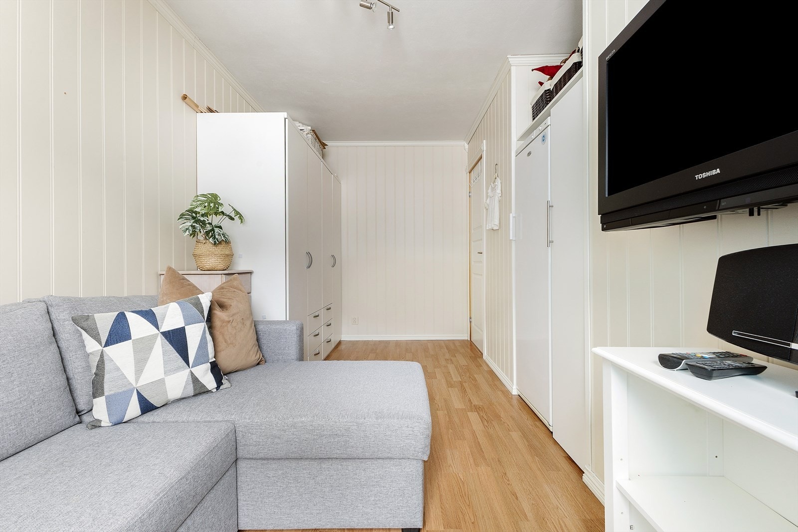 Ekstra kjøleskap som står på soverom medfølger også. Galleribilde