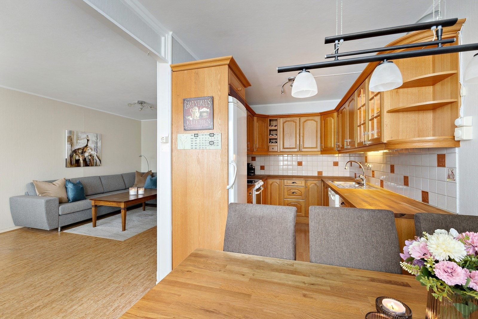 Det er fjernet en del av vegg mellom kjøkken og stue, noe som gir en god og luftig romfølelse, samtidig som stue og kjøkken er i hvert sitt rom. Galleribilde