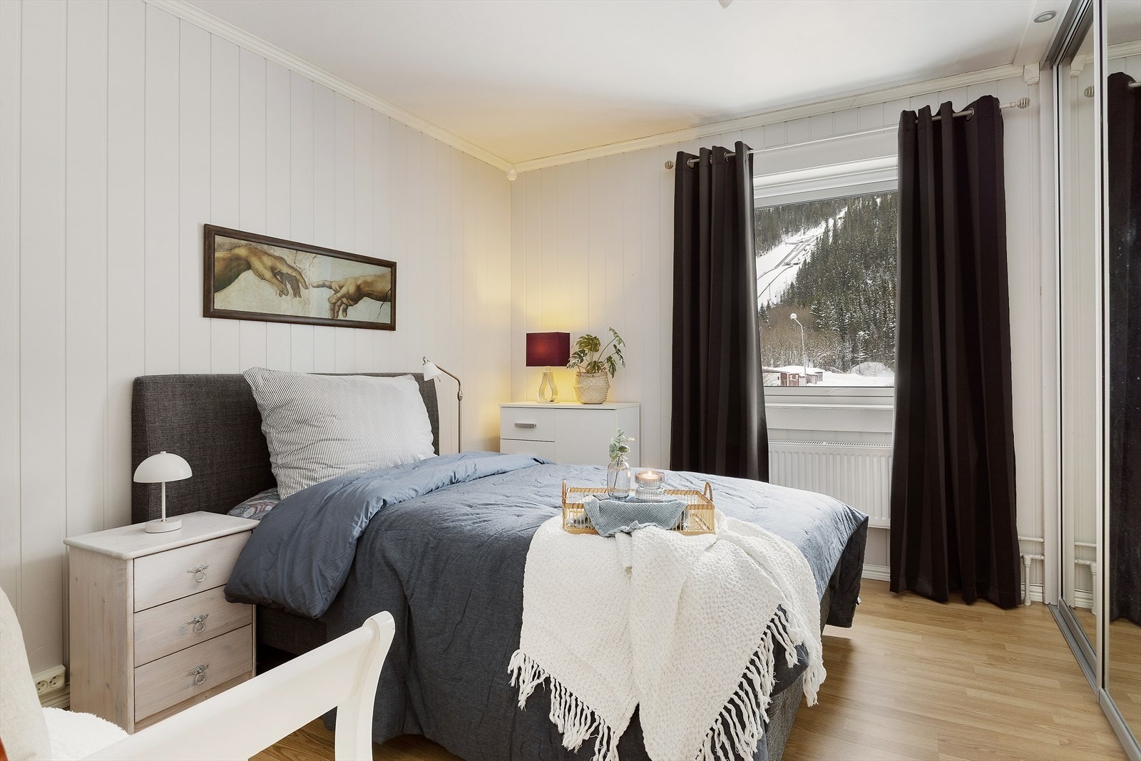 Leiligheten har to soverom av god størrelse, og begge er vendt opp mot Mofjellet. Også herfra er det fine utsynsforhold. Galleribilde