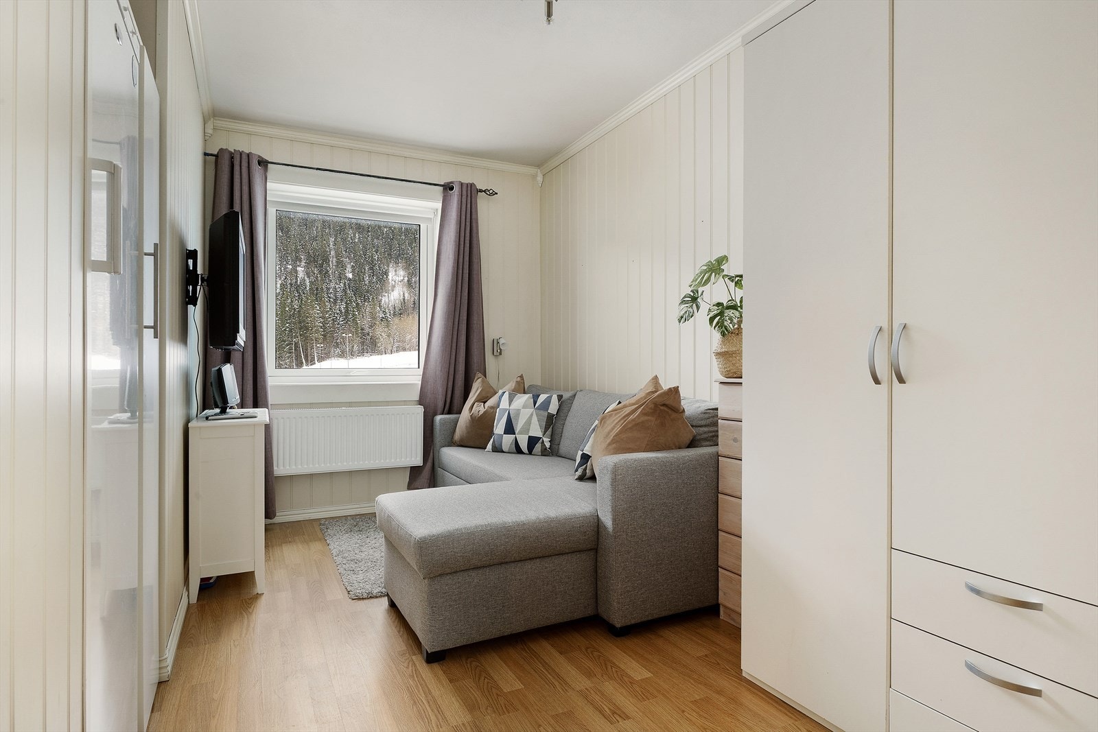 Garderobeskap på soverom medfølger. På det ene soverommet er det skyvedørsgarderobe, og på det andre er det frittstående garderobeskap. Galleribilde