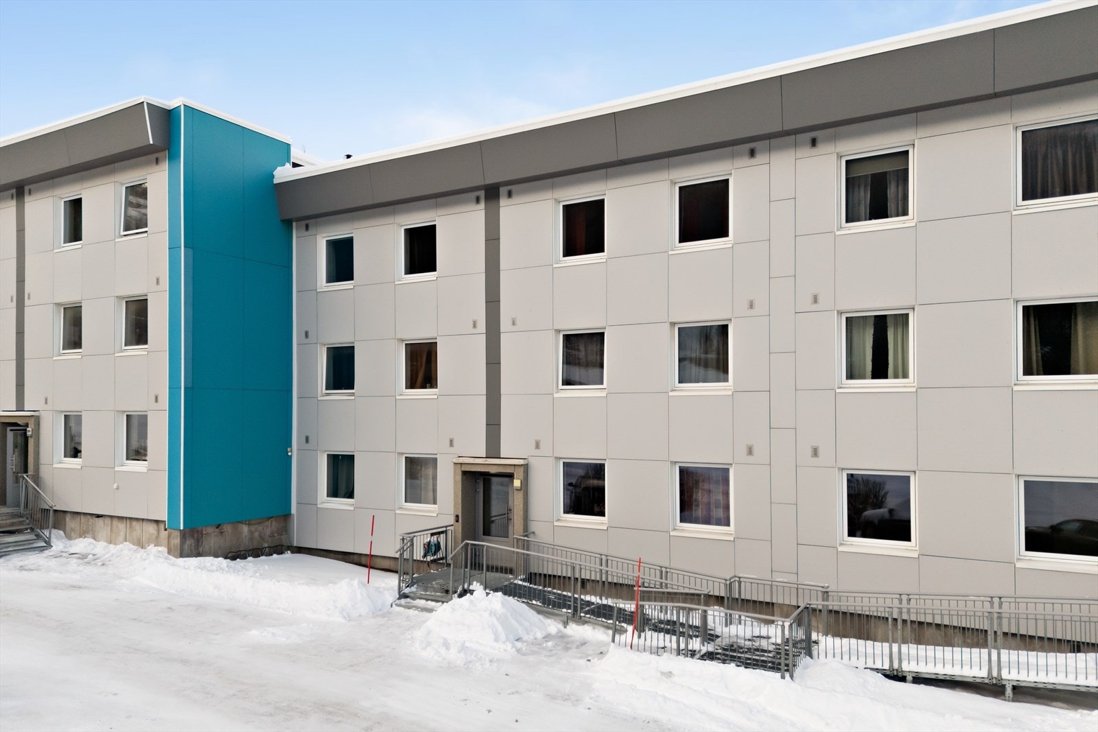 Det er felles inngangsparti, trapperom og heis i bygget. Parkering på borettslagets tomt (garasje kan leies etter venteliste). Galleribilde