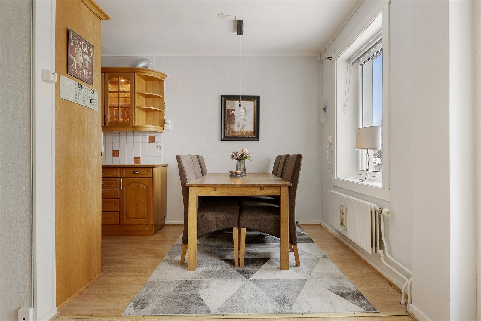 Blokken ligger langs gaten Langneset og er tilbaketrukket fra E6. Galleribilde