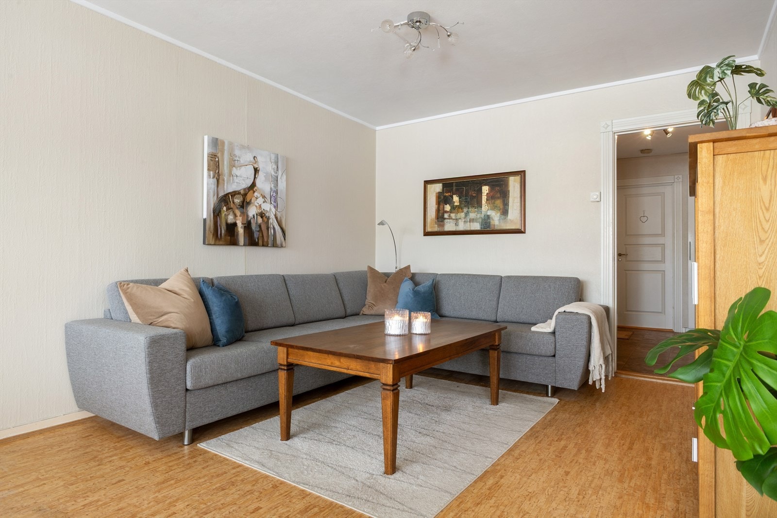 Leiligheten varmes opp med radiatorer via felles varmeanlegg i borettslaget. Oppvarming er inkludert i månedlige fellesutgifter. Elektriske varmekabler på bad. Galleribilde