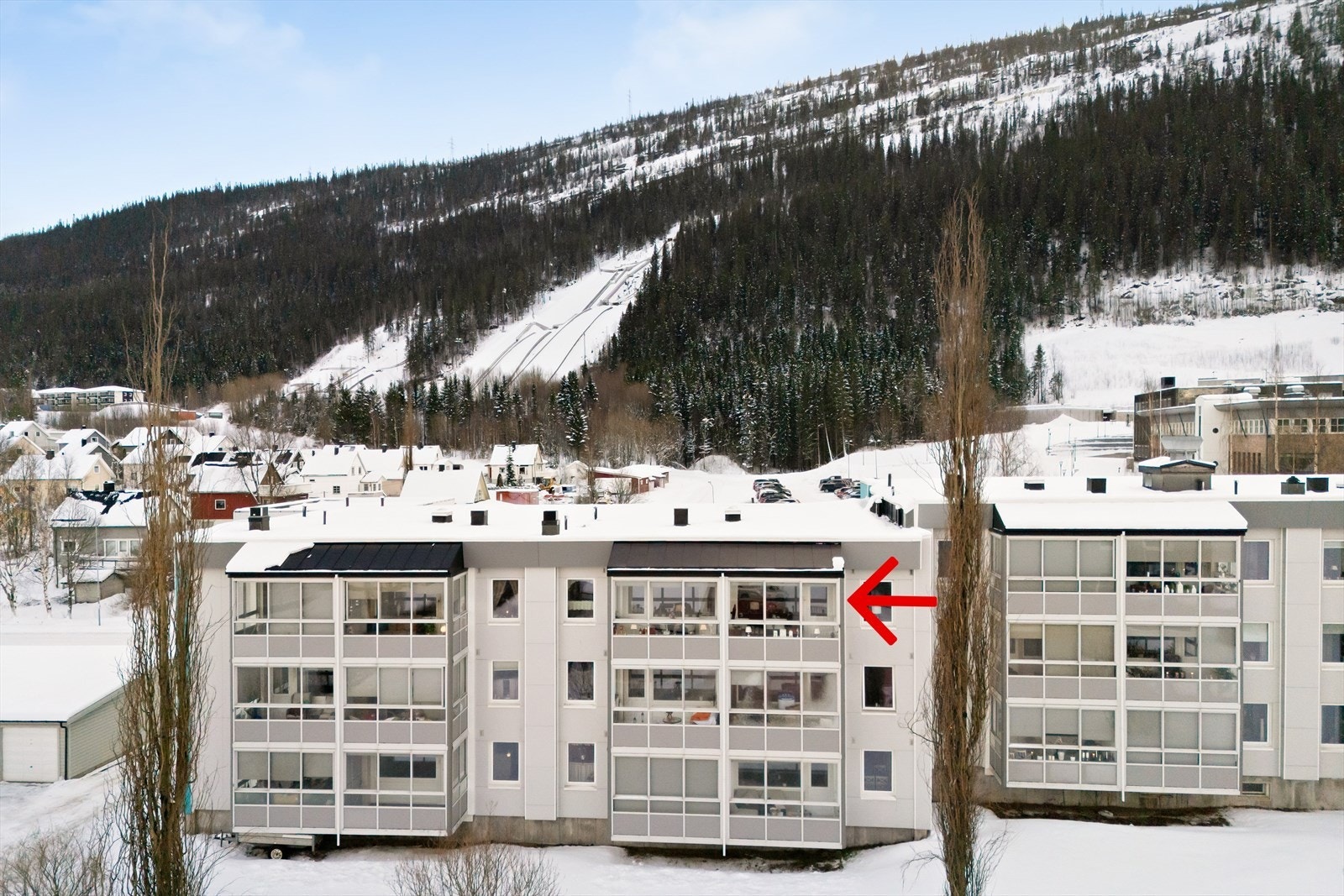 Velkommen til Langneset 26E! Leiligheten ligger fint til i 3. etasje og har utsikt mellom blokkene i front mot Ranfjorden og ned mot borettslagets grøntarealer. Galleribilde