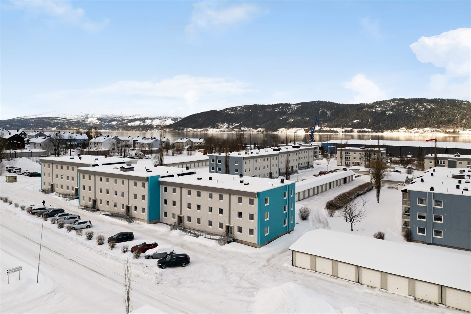 I Langneset er det dagligvarebutikk og barnehage. Skolebarn sokner til Lyngheim barneskole, samt at det er ungdomsskole på alle trinn i sentrum. Galleribilde
