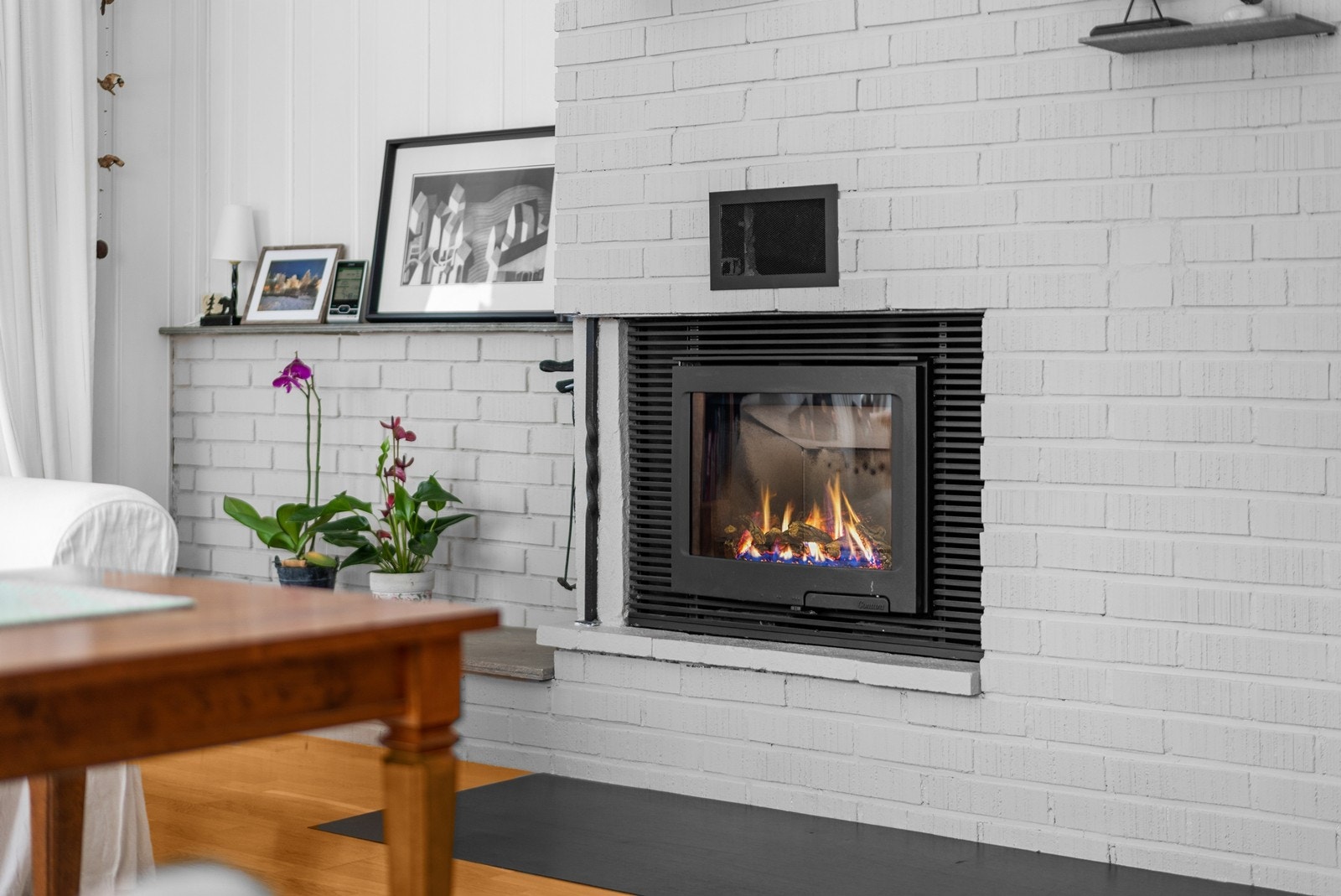 Peis i stuen og videre er det bergvarmepumpe (innstallert 2015) med varme via radiatorer. Galleribilde