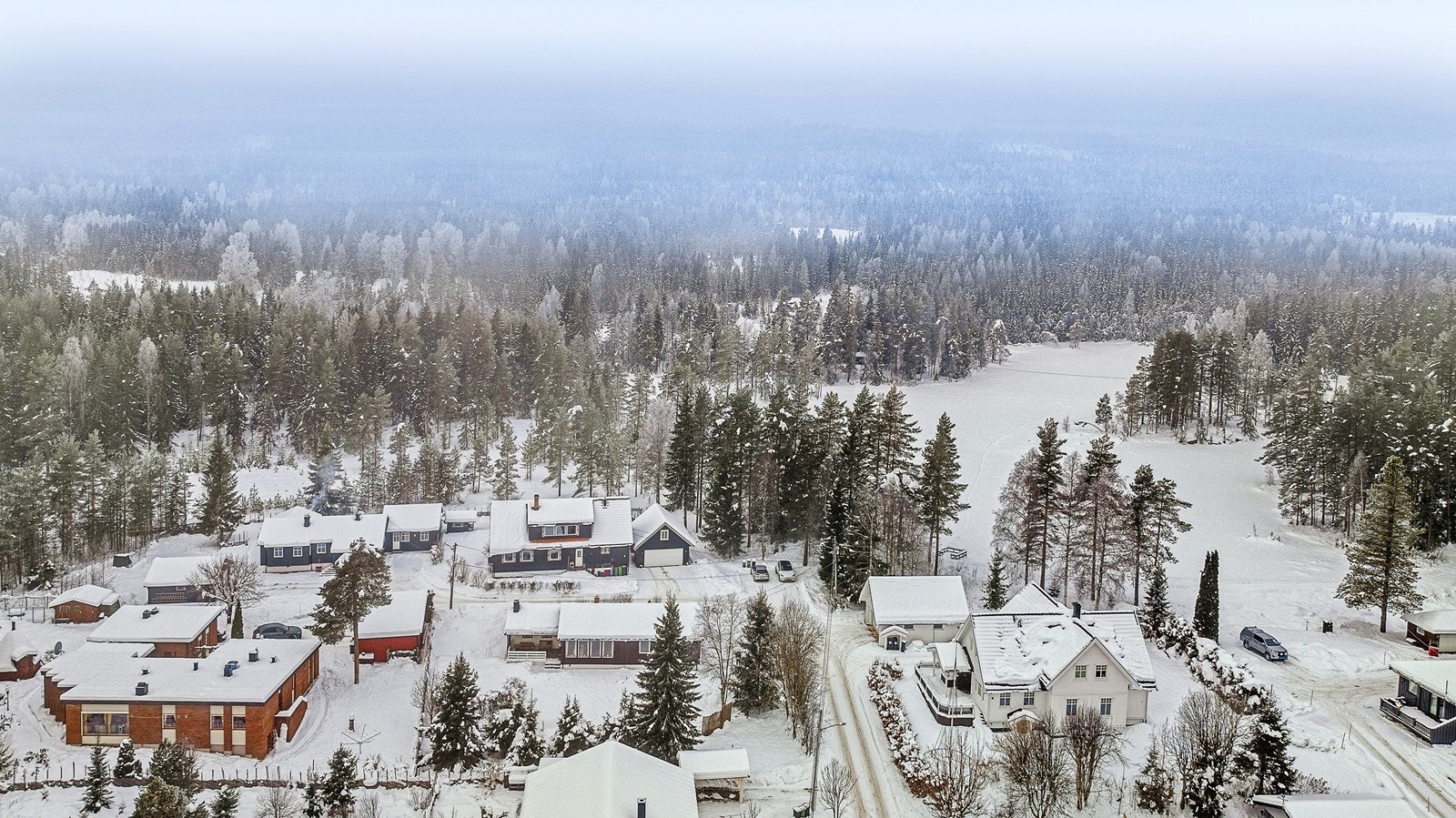 Her bor du med marka rett utenfor døren - her har du skiløyper, badevann, tur og rekresjonsmuligheter rett utenfor døren. Galleribilde