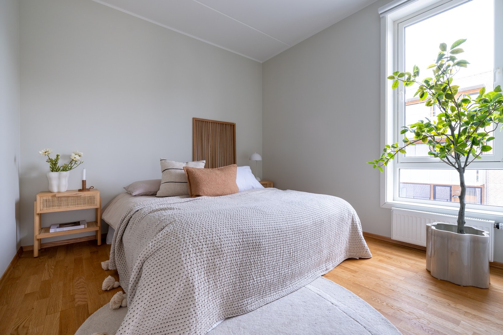 Boligen har i alt to soverom som begge er malt i lyse fargevalg og har parkett på gulv. Galleribilde