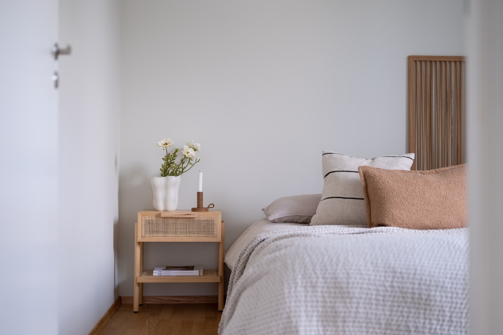 Hovedsoverommet er av god størrelse med plass til dobbeltseng, nattbord og oppbevaringsmøblement. Galleribilde