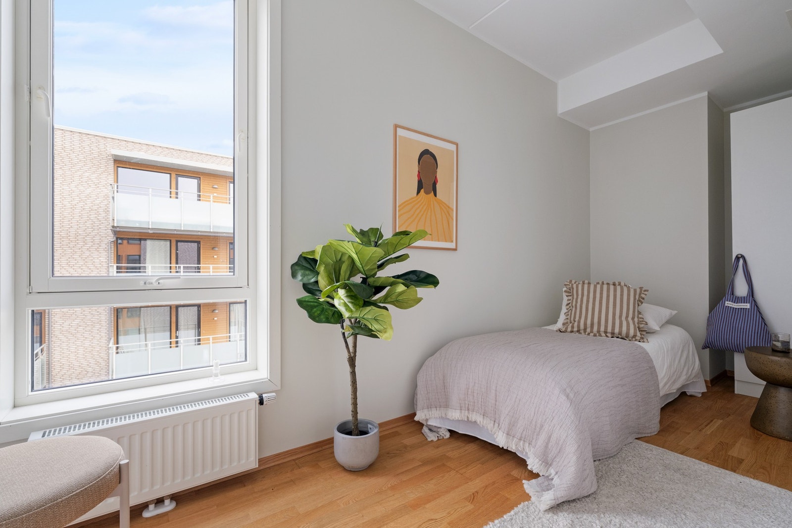 Det andre soverommet har også plass til seng, kontorpult og oppbevaringsmøblement. Galleribilde