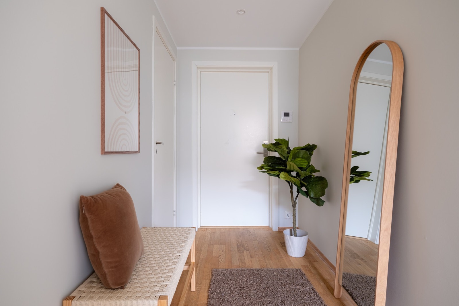 Lys og pen entré med plass til oppbevaringsmøblement, knaggrekker og speil. Av ekstern lagring medfølger det en kjellerbod på 6 kvm. Galleribilde