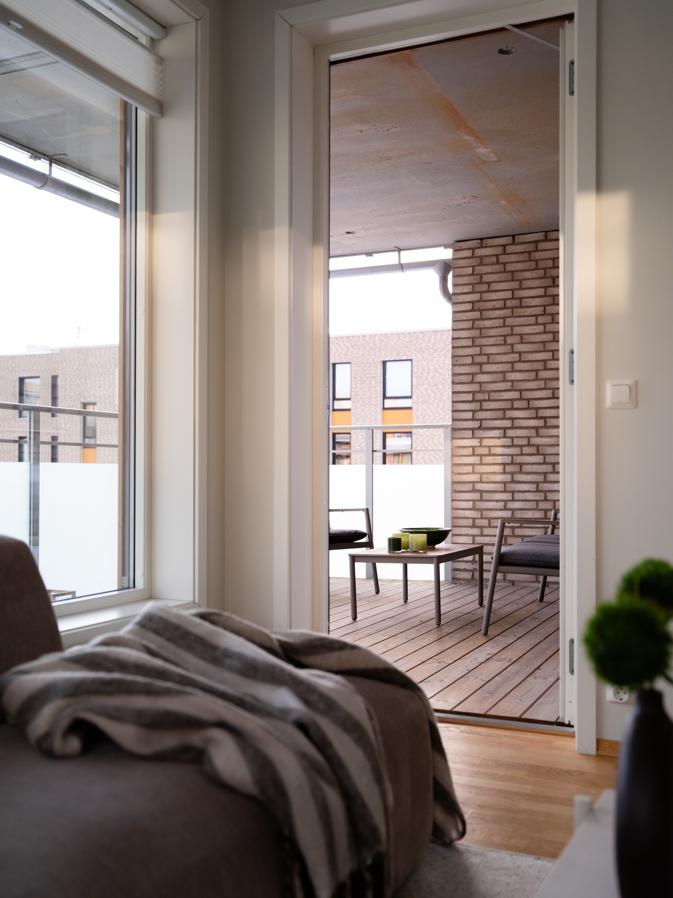 På sommerstid vil uteplassen oppleves som en ekstra stue, hvor balkongdøren for det meste vil stå åpen. Galleribilde